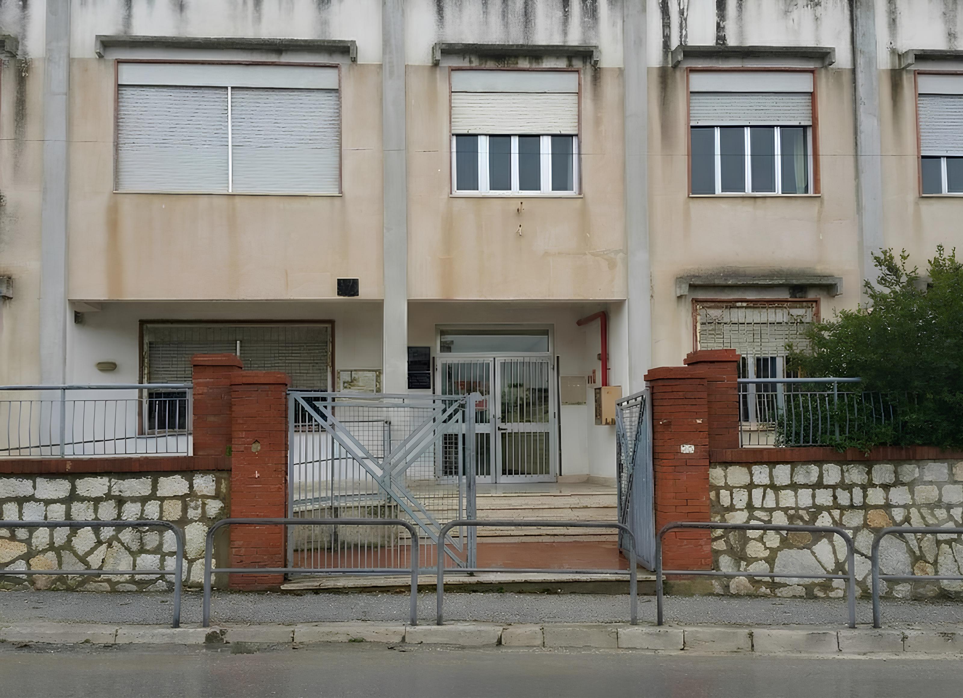 Salemi, calcinacci d’intonaco precipitano sul banco di un’aula della scuola media